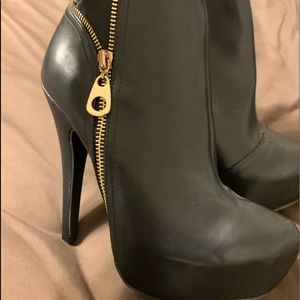 Black Stiletto pumps (size 6) never worn!!